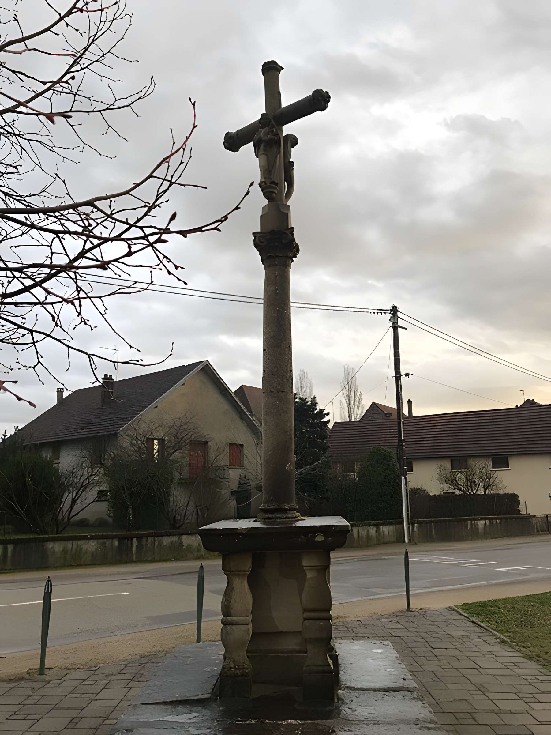 Croix de carrefour en pierre datée de 1613