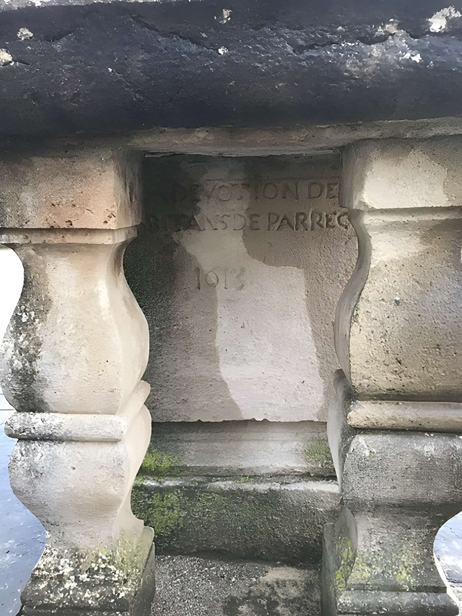 Croix de carrefour en pierre datée de 1613