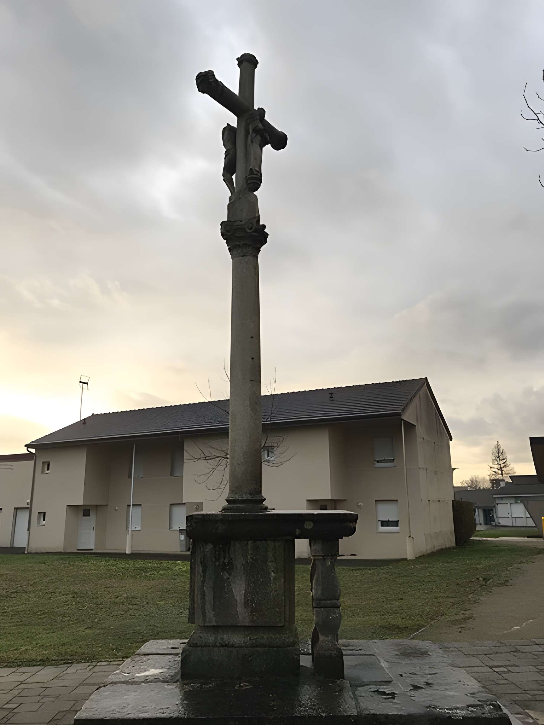 Croix de carrefour en pierre datée de 1613