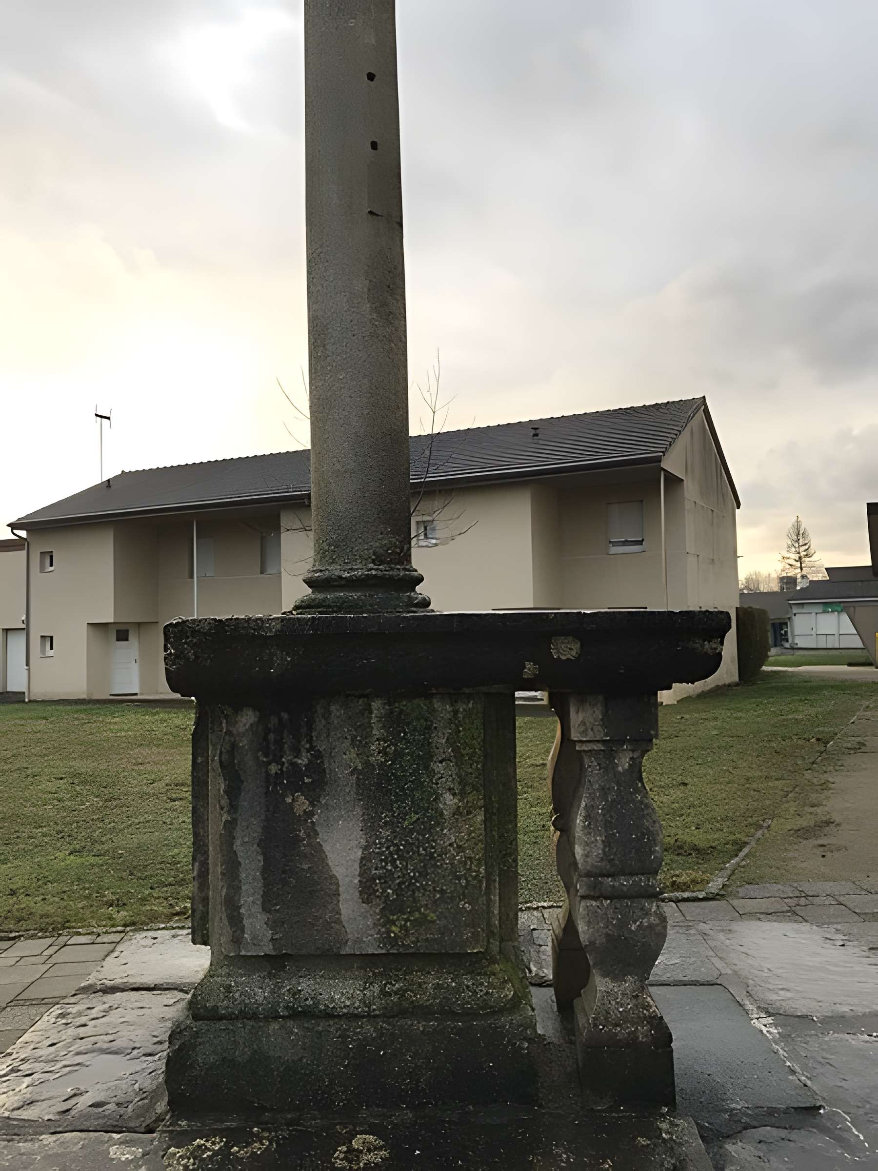 Croix de carrefour en pierre datée de 1613