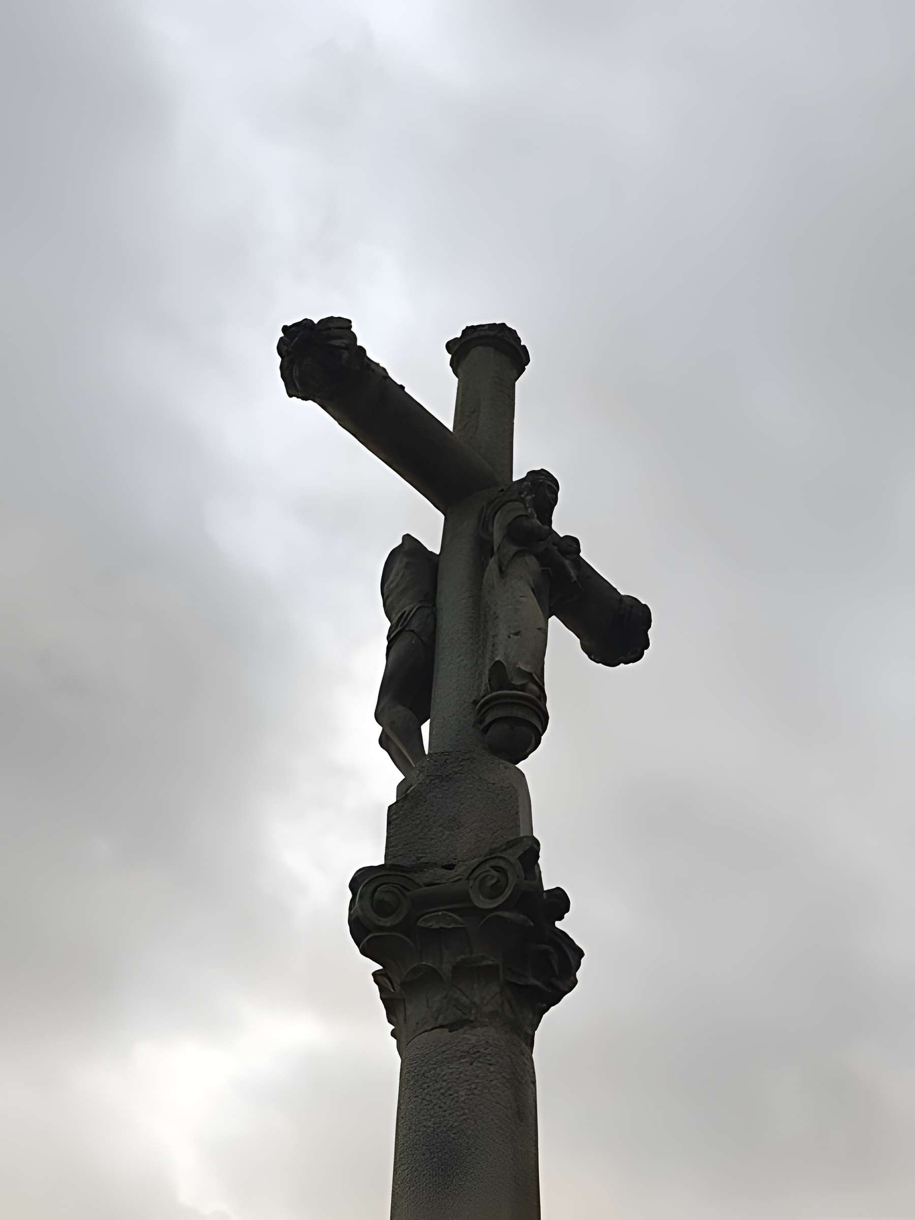 Croix de carrefour en pierre datée de 1613