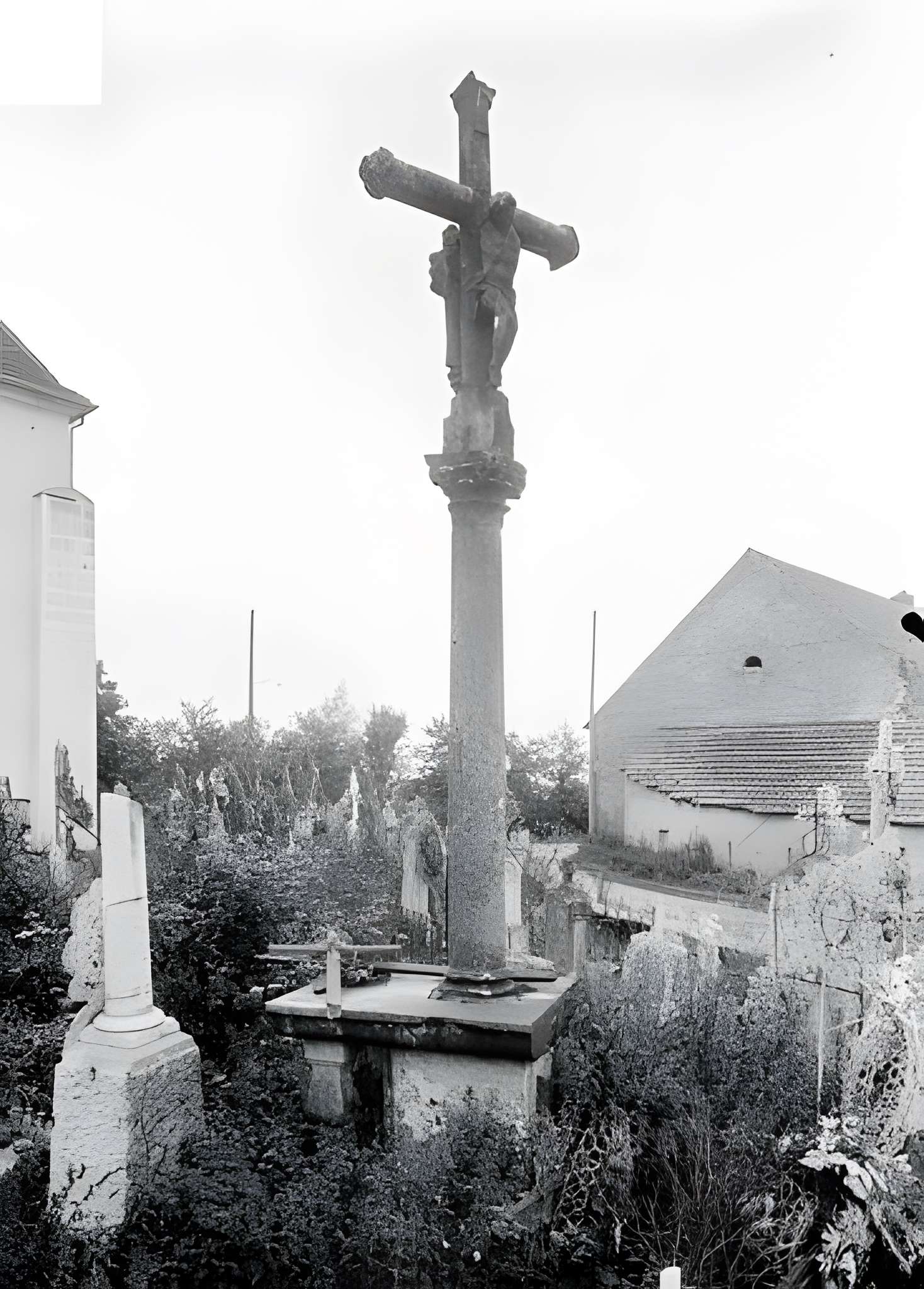 Croix de carrefour en pierre datée de 1613