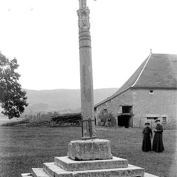 Photo de Croix en pierre datée de 1534