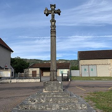 Croix en pierre datée de 1534