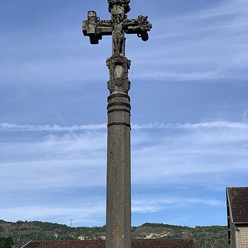 Croix en pierre datée de 1534