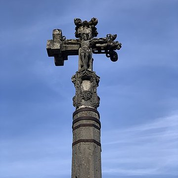 Croix en pierre datée de 1534