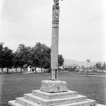Croix en pierre datée de 1534