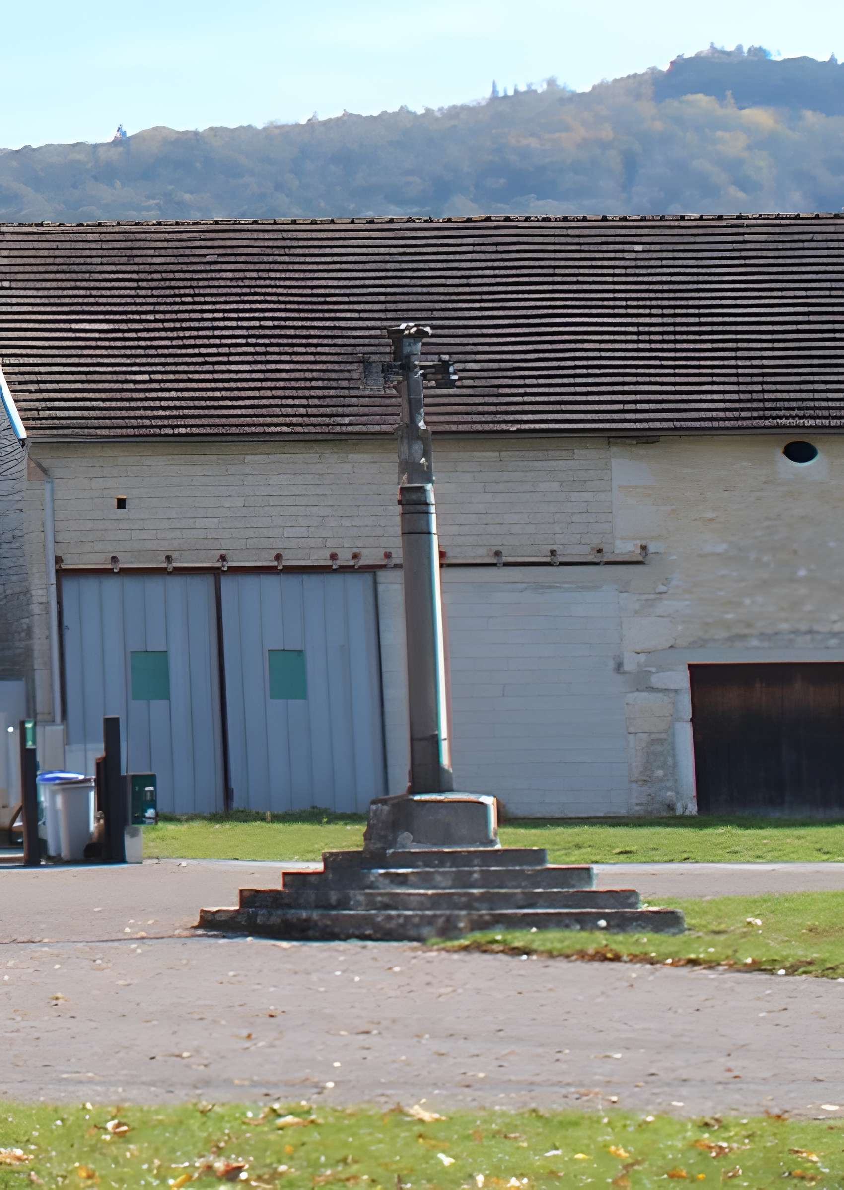 Croix en pierre datée de 1534