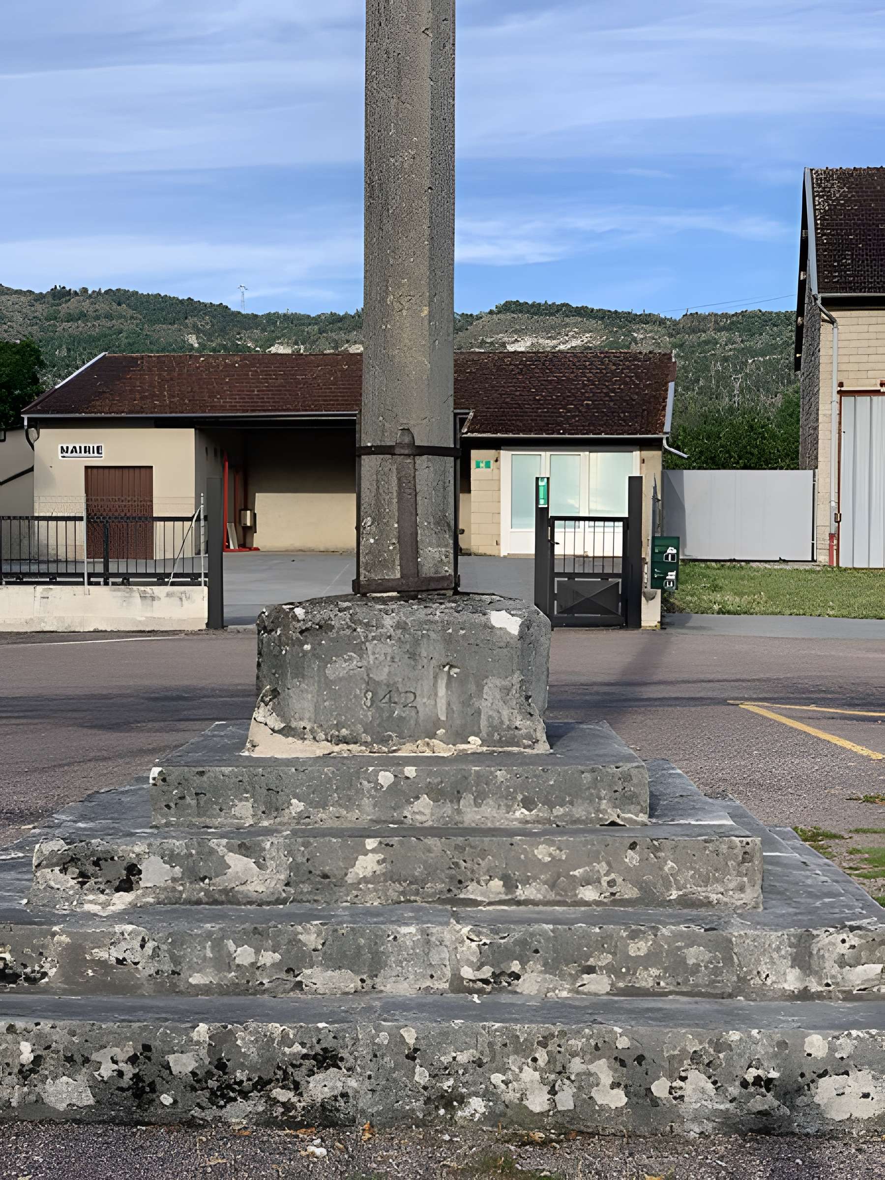 Croix en pierre datée de 1534