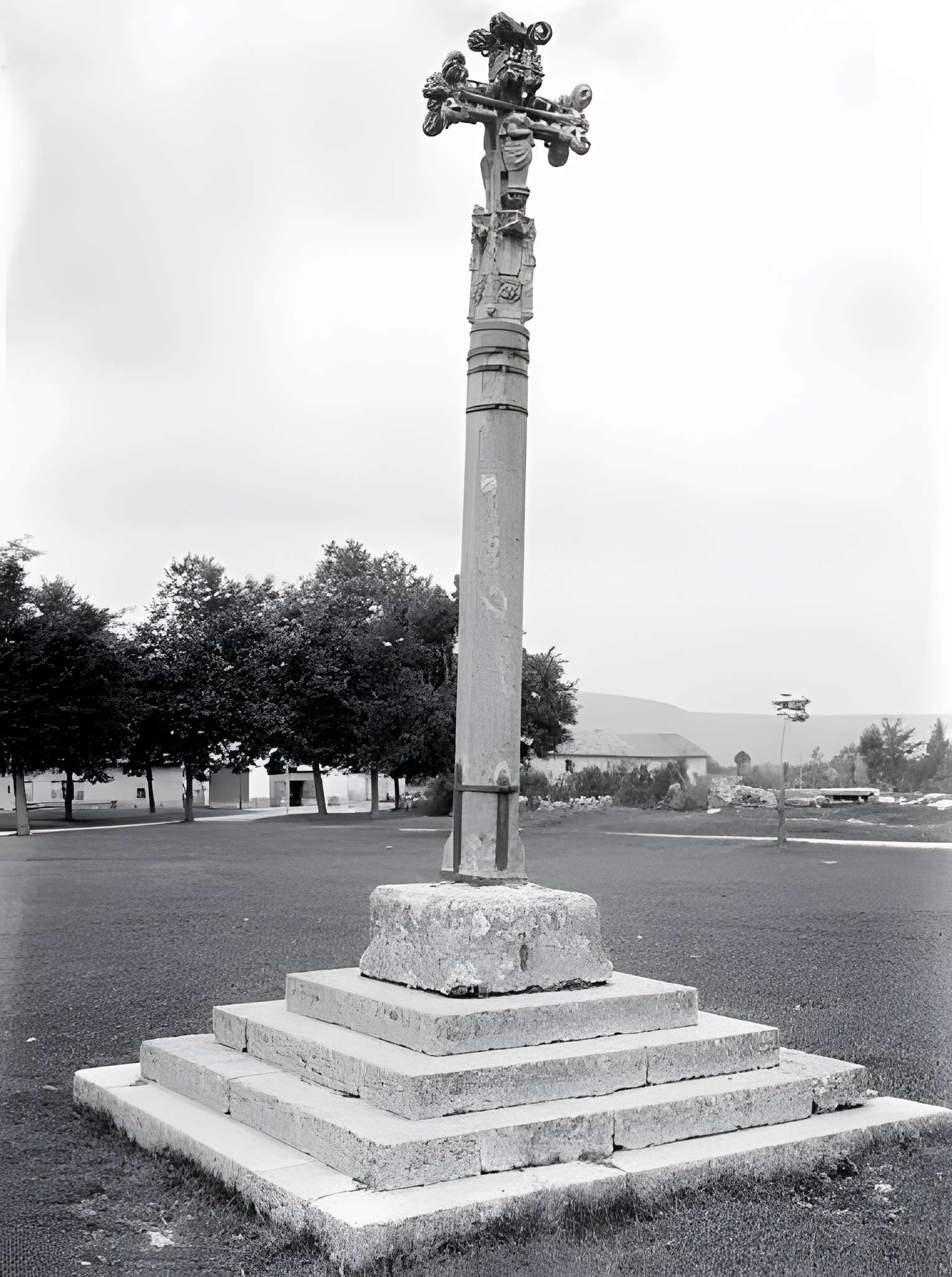 Croix en pierre datée de 1534