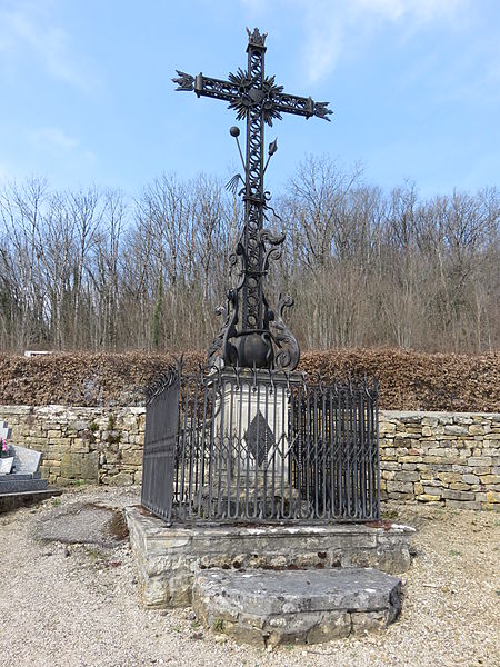 Photo de Croix de mission devant l'église