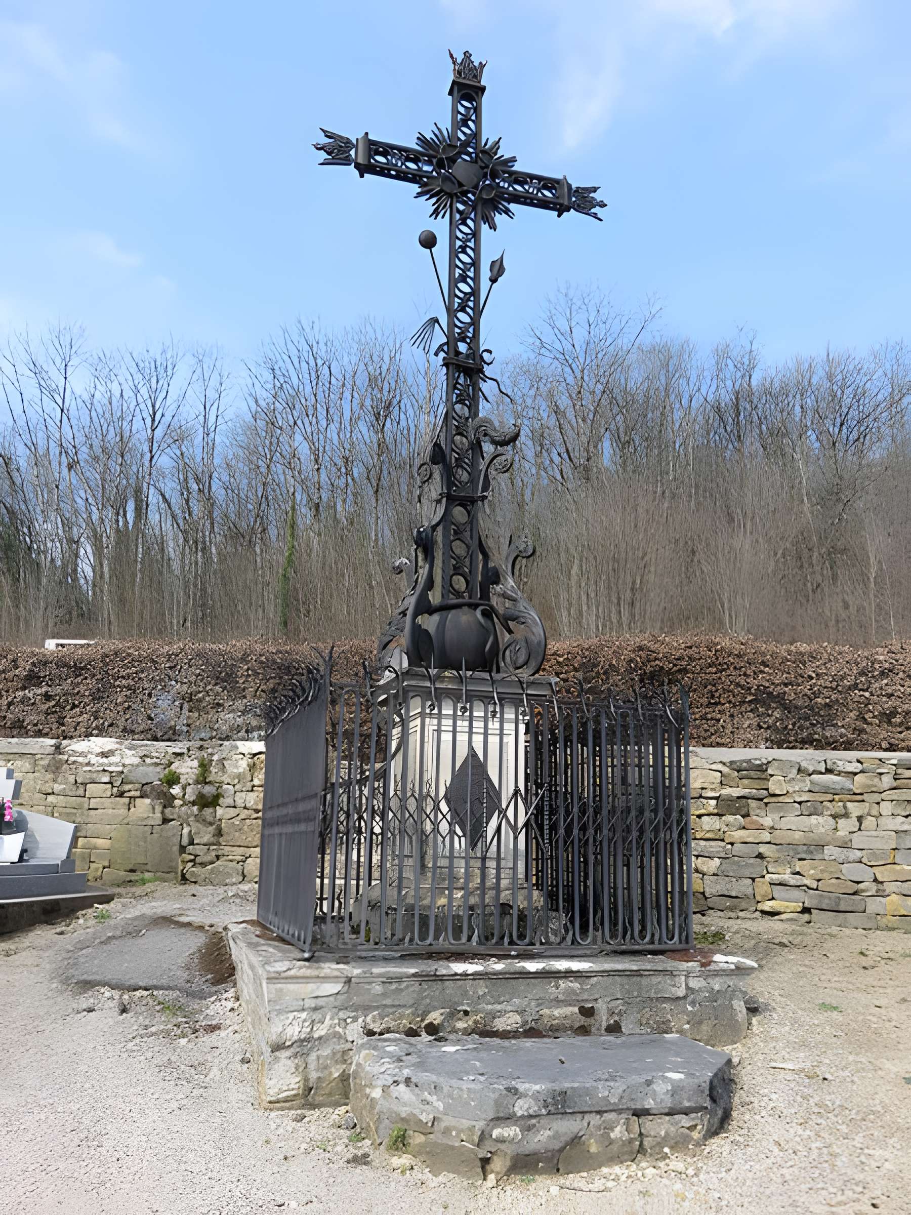 Croix de mission devant l'église