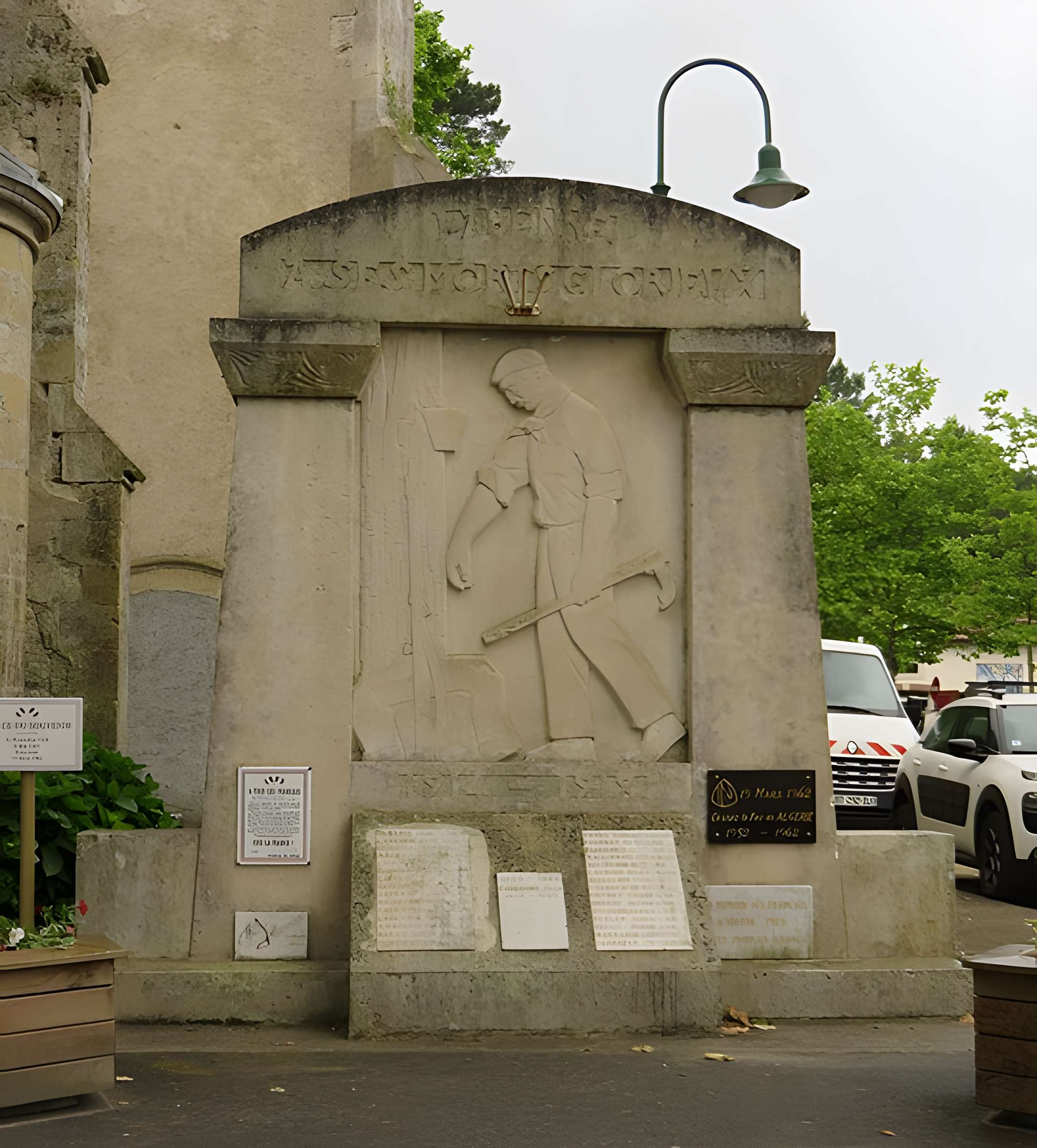 Monument aux morts de la guerre 1914-1918, situé près de l'église