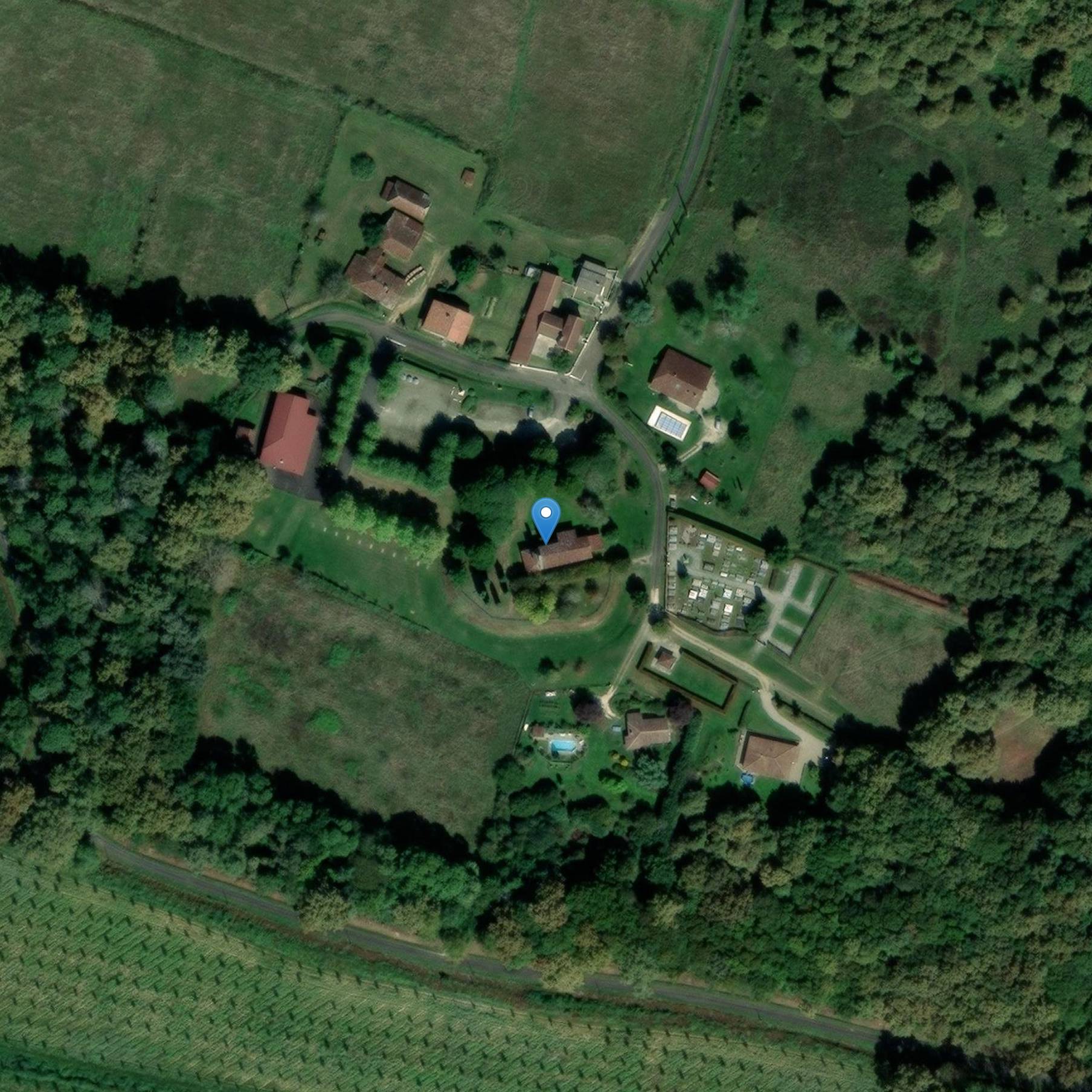 Photo de 教会と古代の城跡