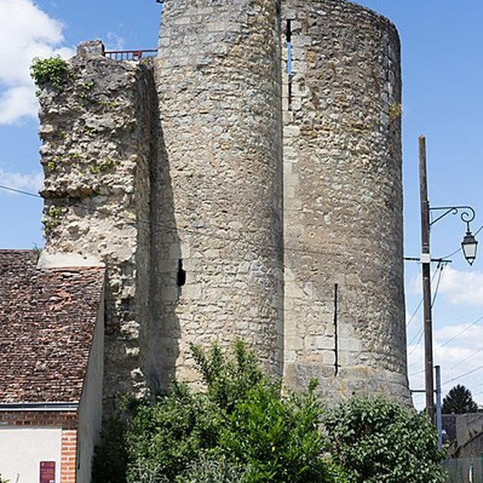 Photo de Ruines des remparts, portes et tours