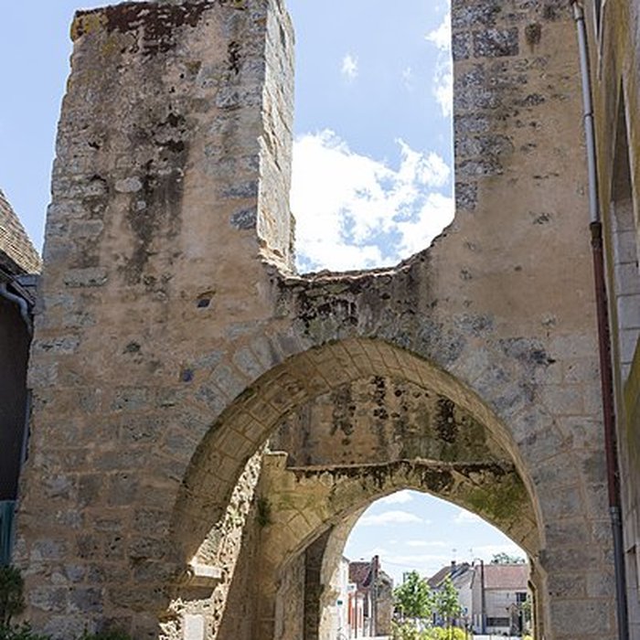 Photo de Ruines des remparts, portes et tours