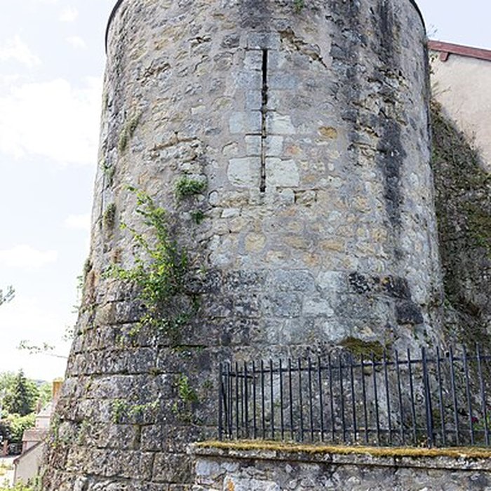 Photo de Ruines des remparts, portes et tours