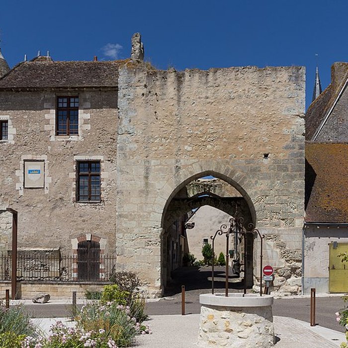 Photo de Ruines des remparts, portes et tours