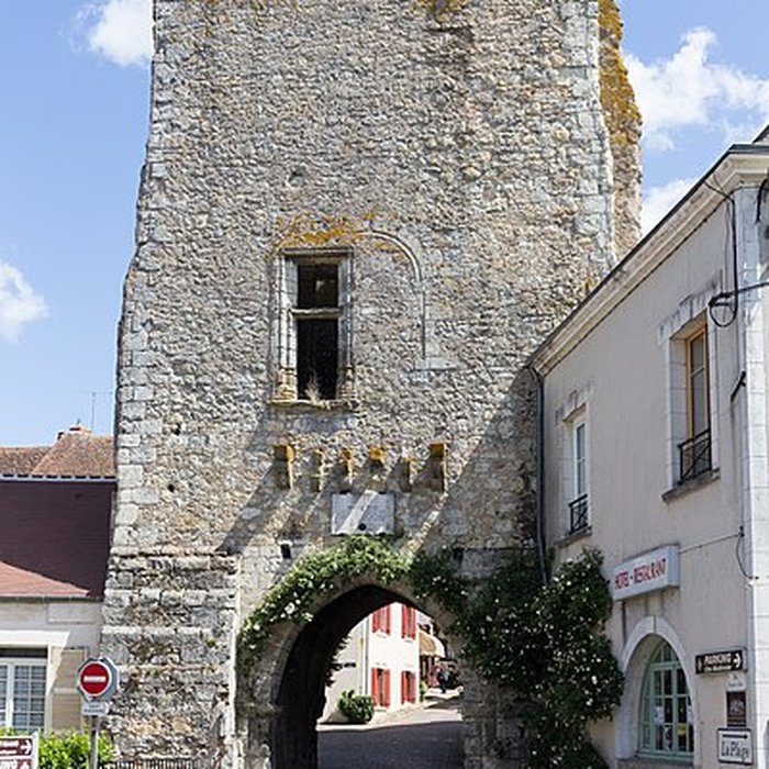 Photo de Ruines des remparts, portes et tours