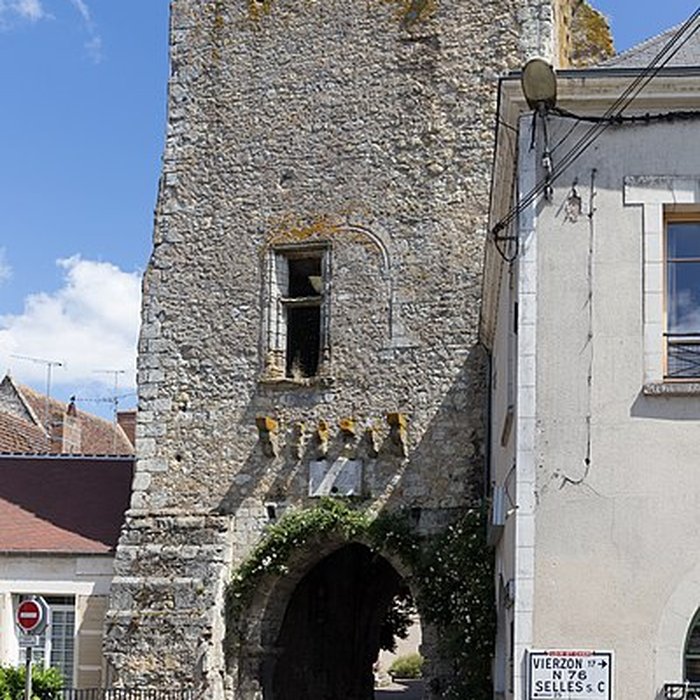 Photo de Ruines des remparts, portes et tours