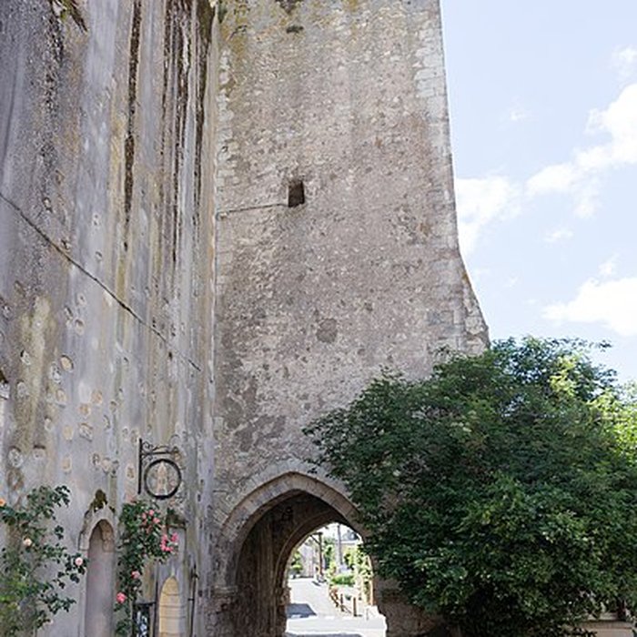 Photo de Ruines des remparts, portes et tours