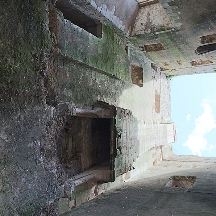 Photo de Ruines des remparts, portes et tours