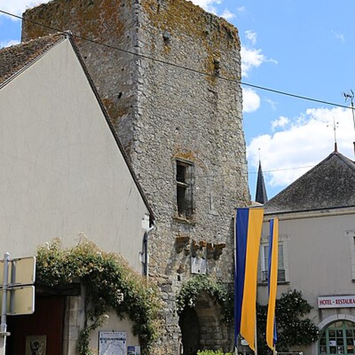 Photo de Ruines des remparts, portes et tours