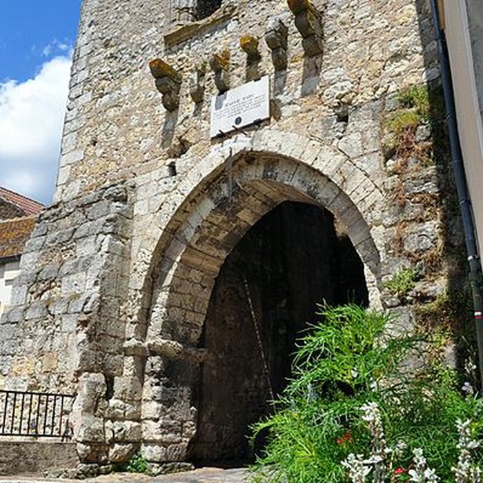Photo de Ruines des remparts, portes et tours