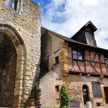 Ruines des remparts, portes et tours
