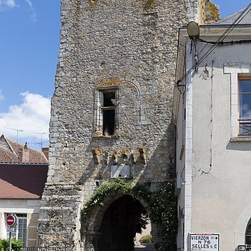 Ruines des remparts, portes et tours