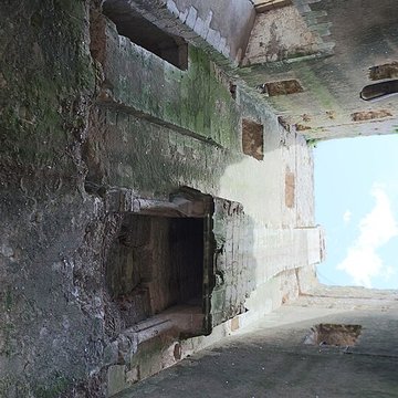 Ruines des remparts, portes et tours