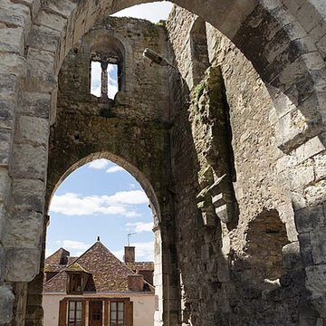 Ruines des remparts, portes et tours