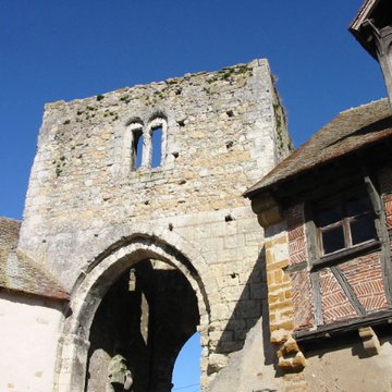 Ruines des remparts, portes et tours