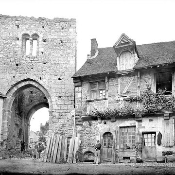Ruines des remparts, portes et tours