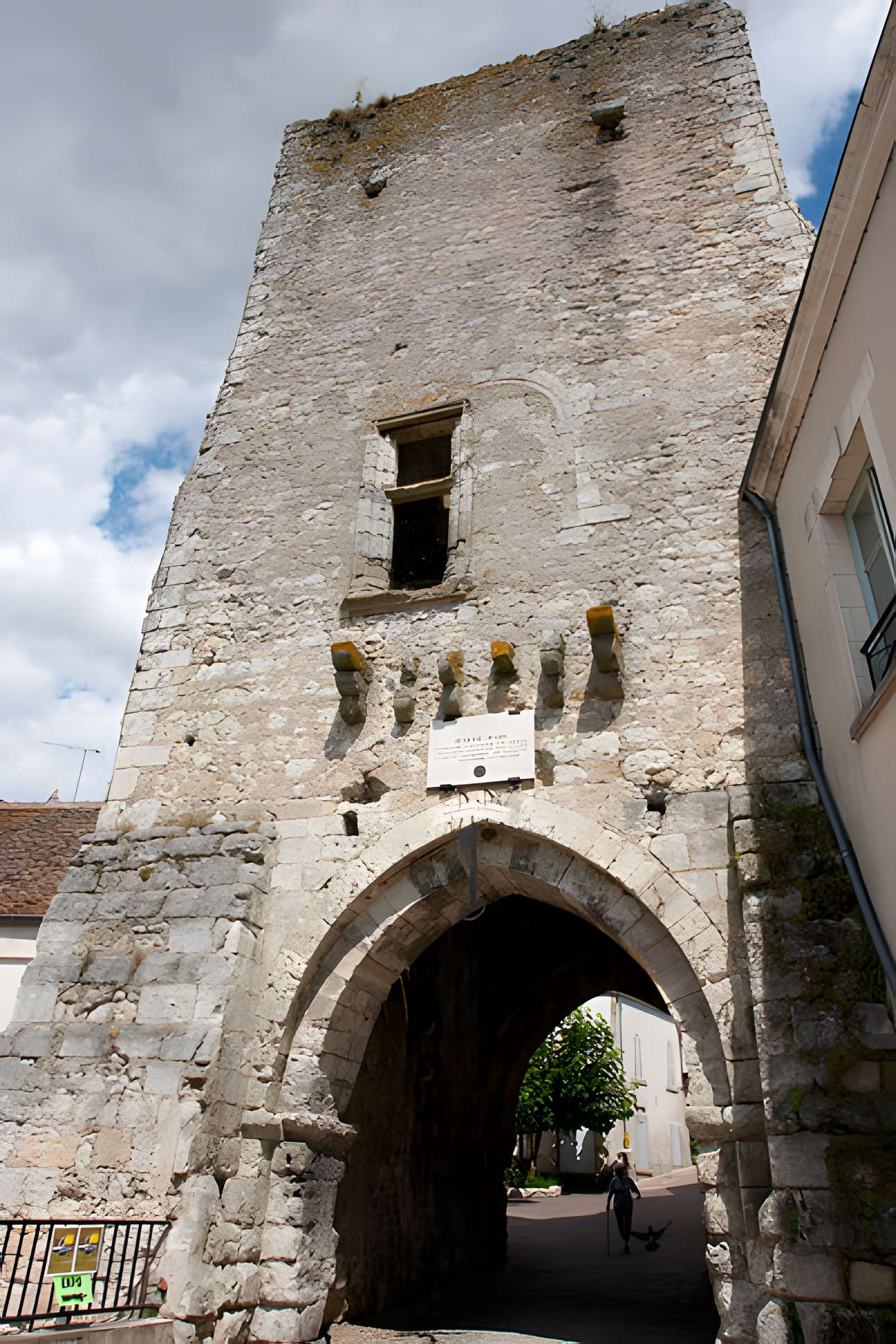 Ruines des remparts, portes et tours
