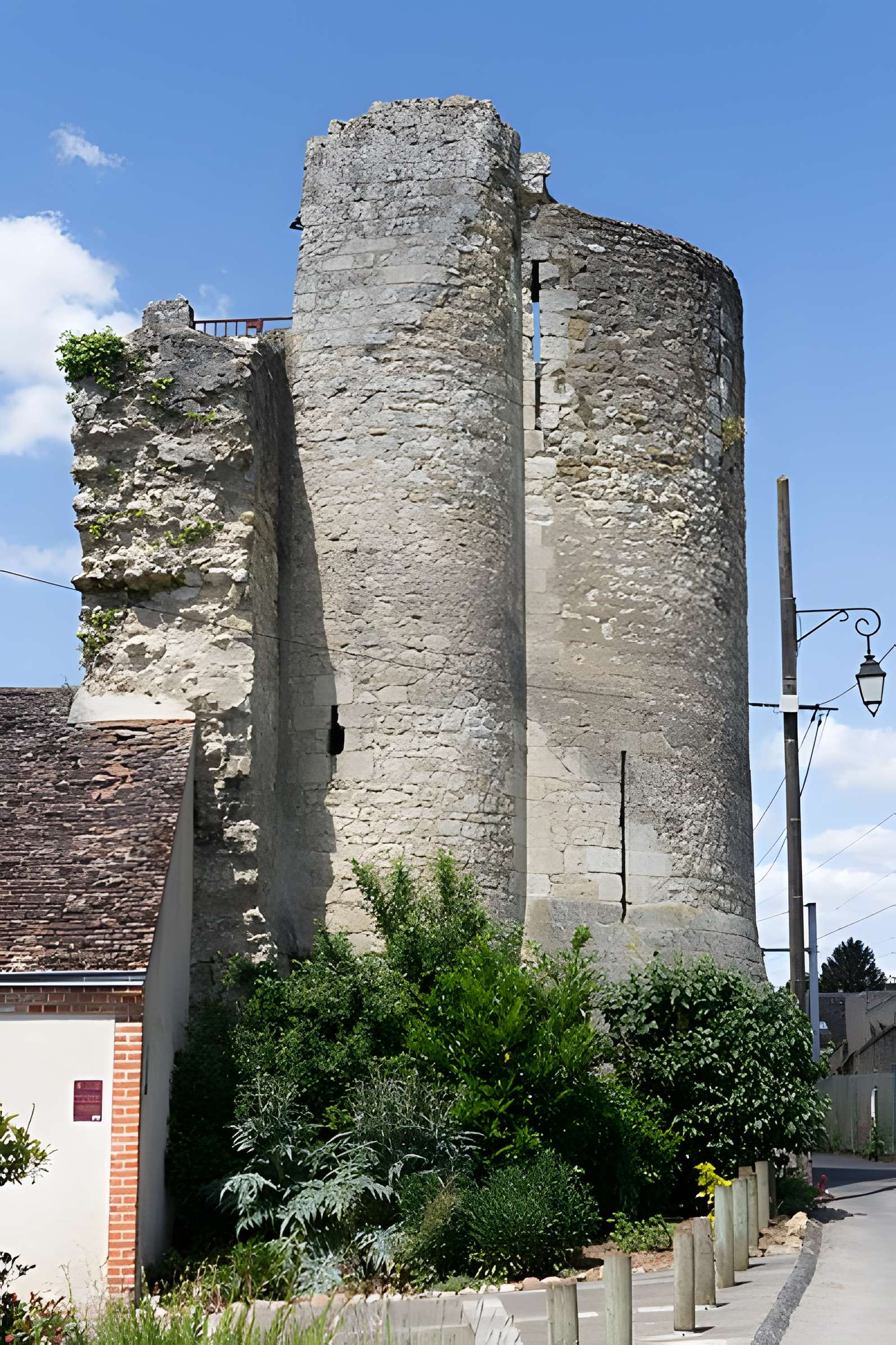 Ruines des remparts, portes et tours