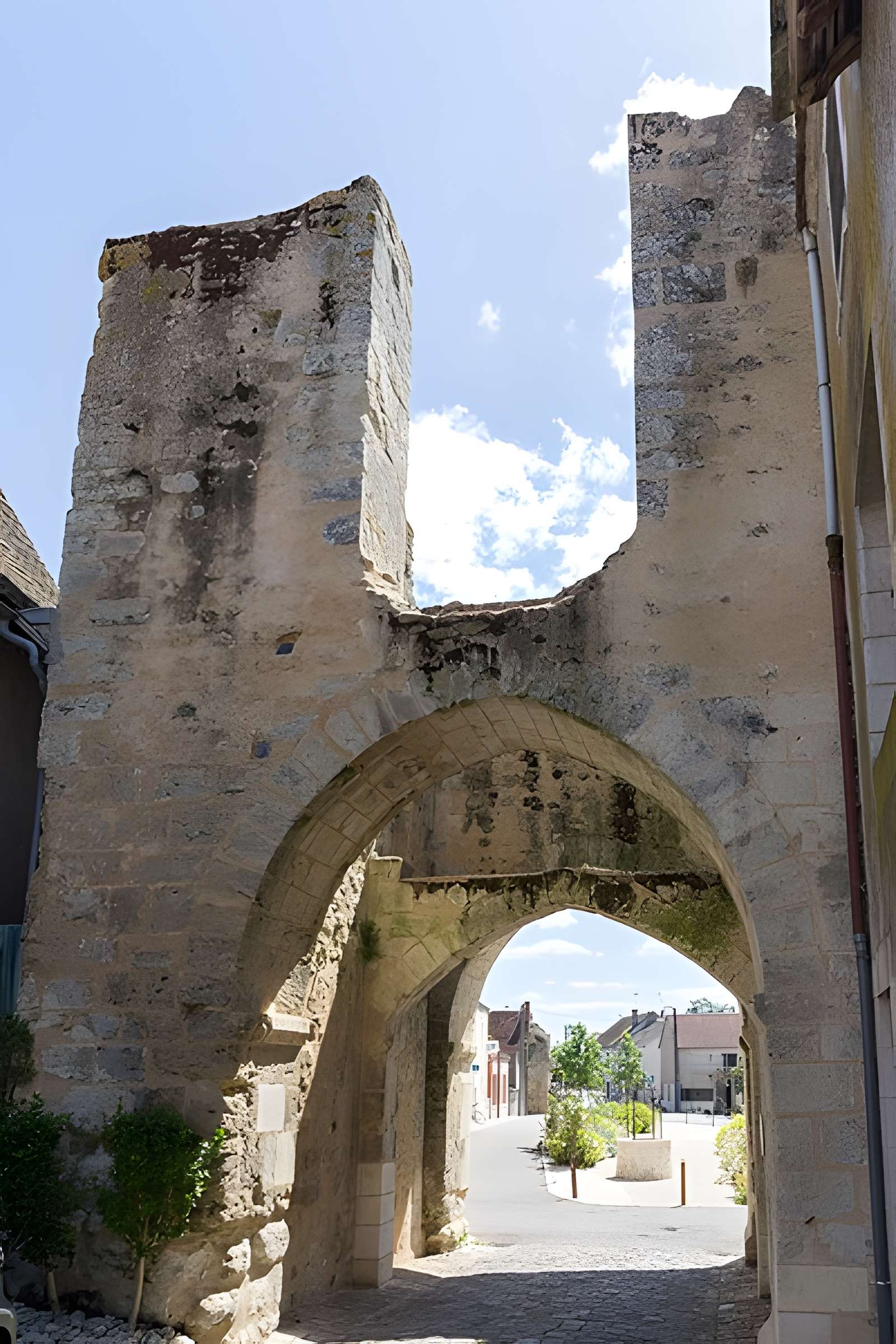Ruines des remparts, portes et tours