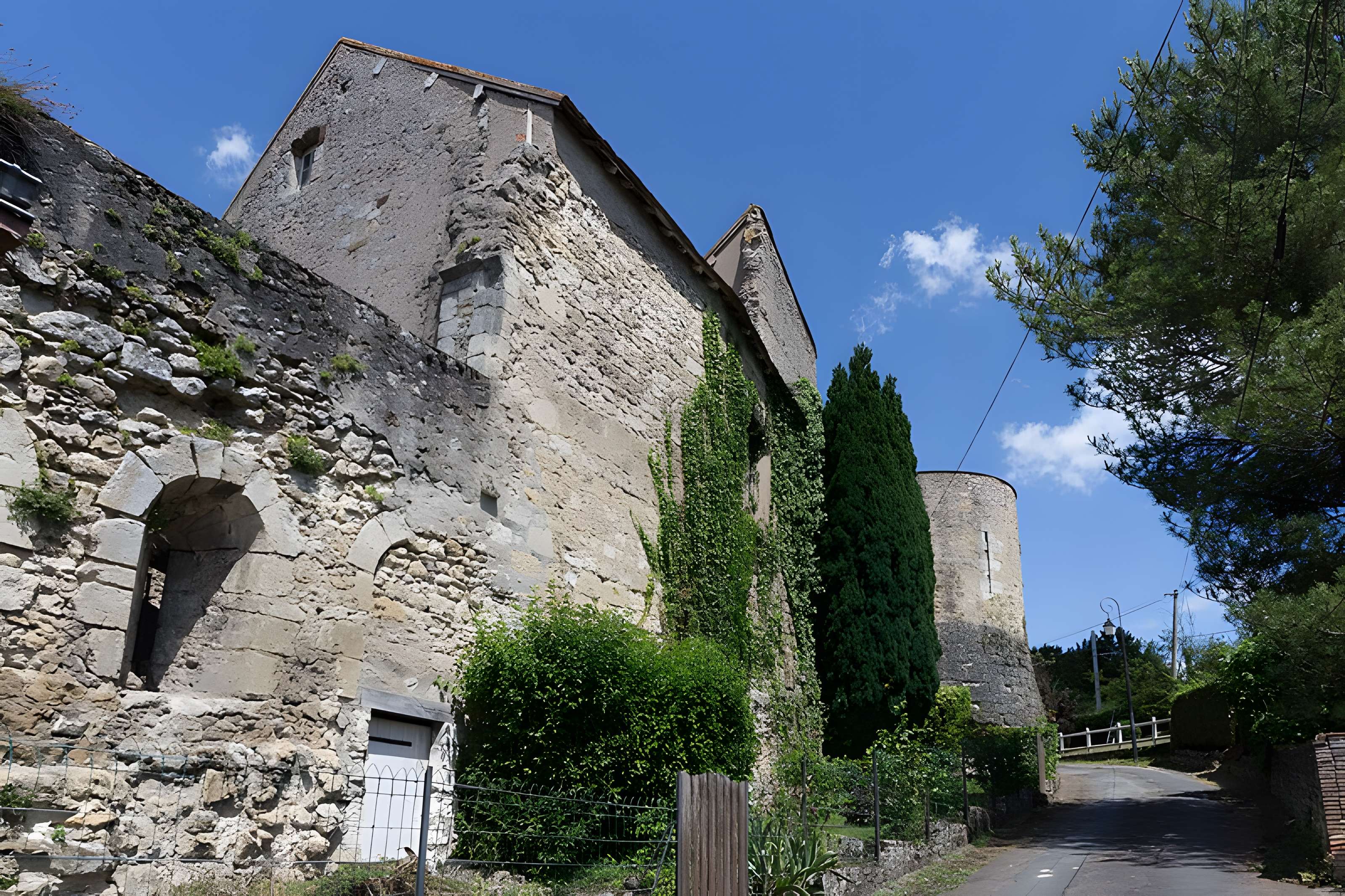 Ruines des remparts, portes et tours