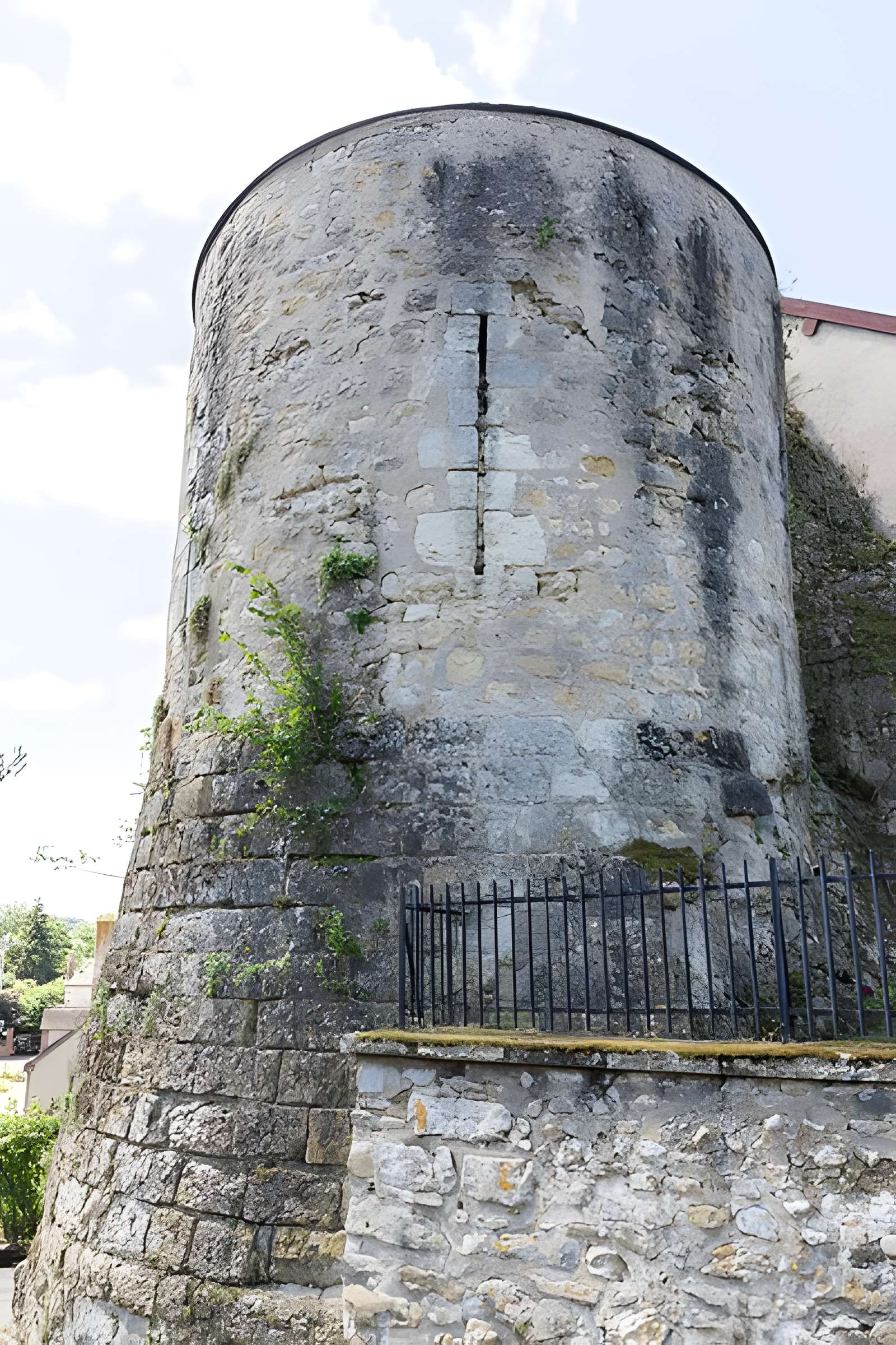 Ruines des remparts, portes et tours