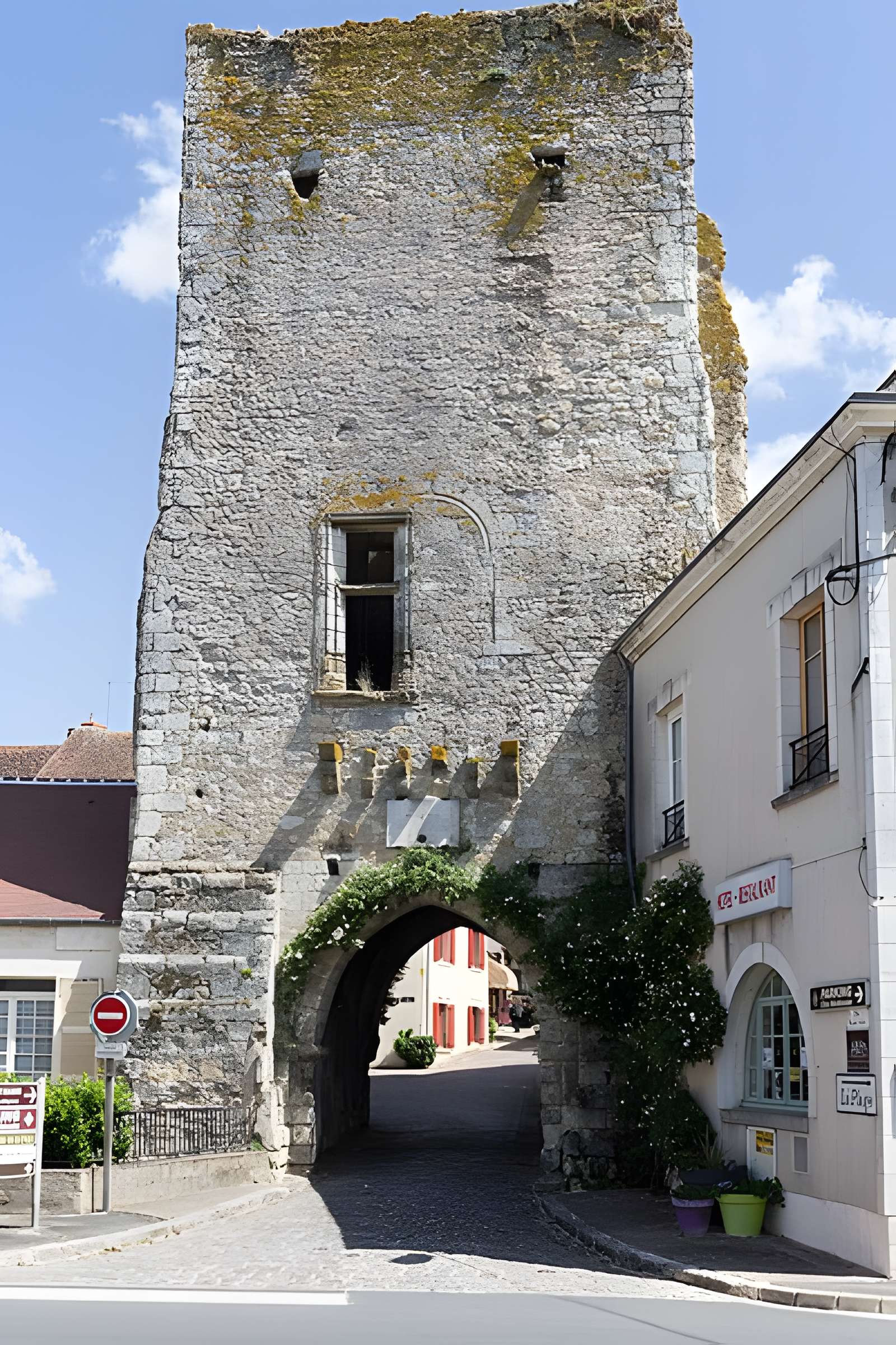 Ruines des remparts, portes et tours