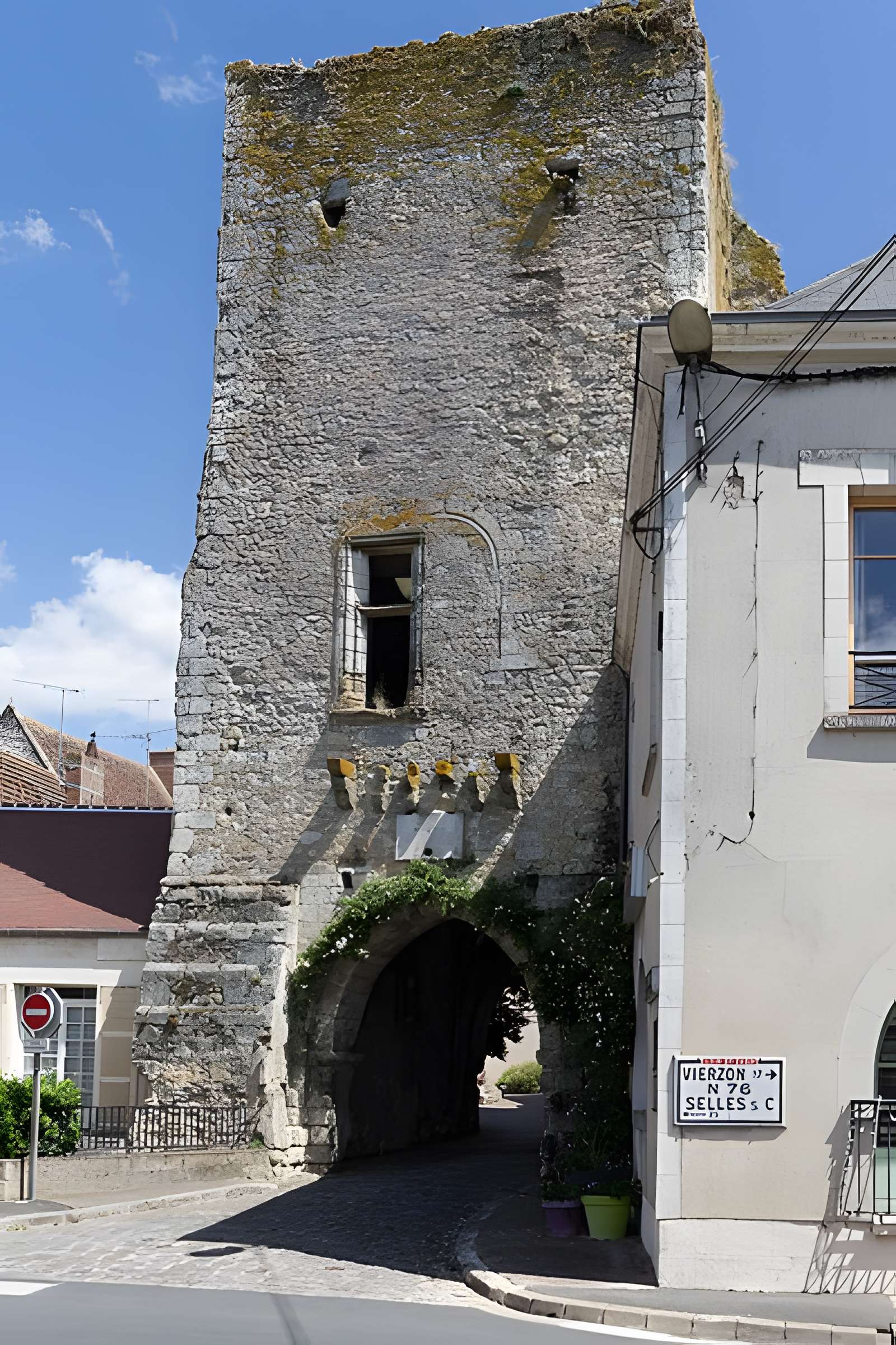 Ruines des remparts, portes et tours