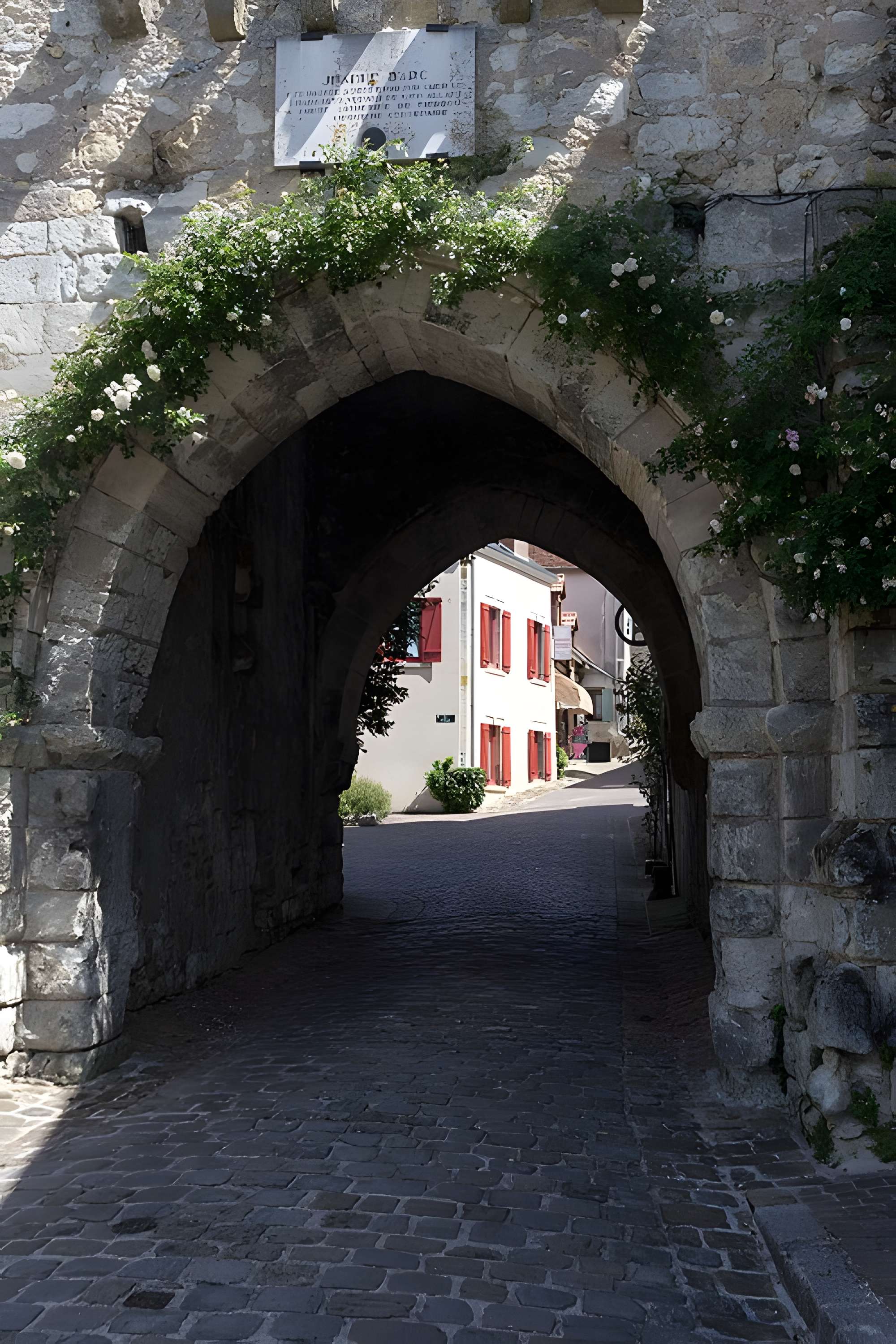 Ruines des remparts, portes et tours