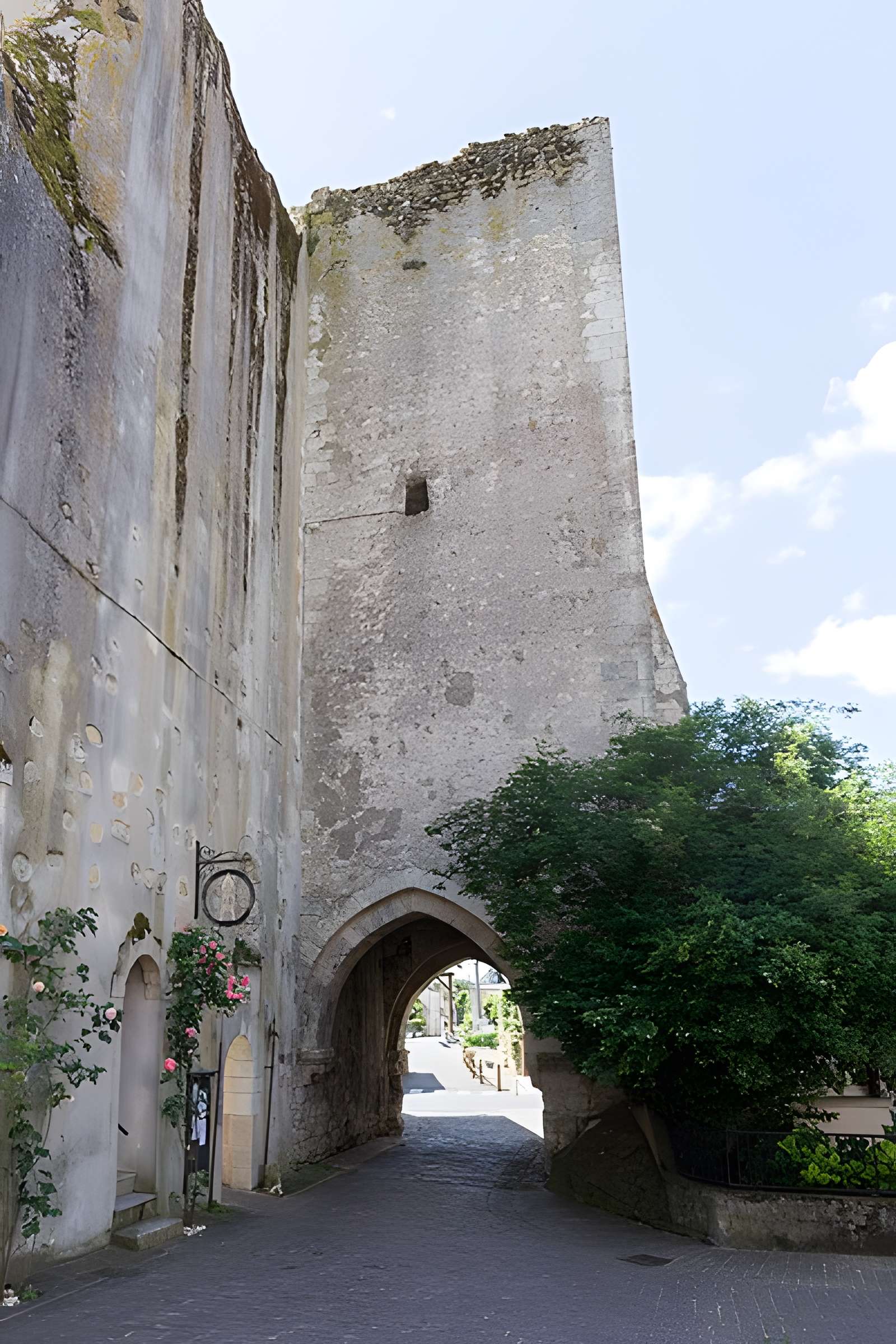 Ruines des remparts, portes et tours