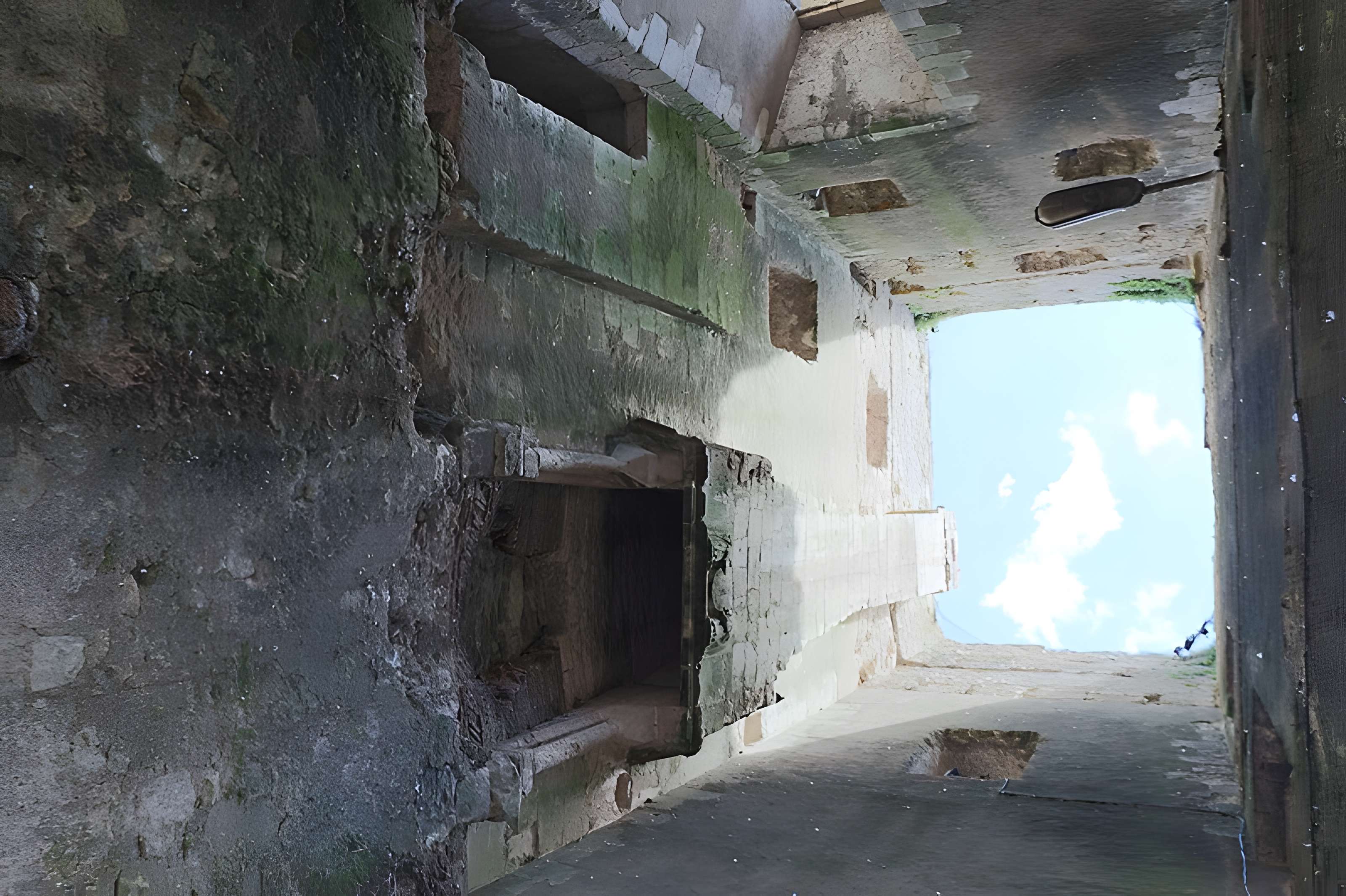 Ruines des remparts, portes et tours