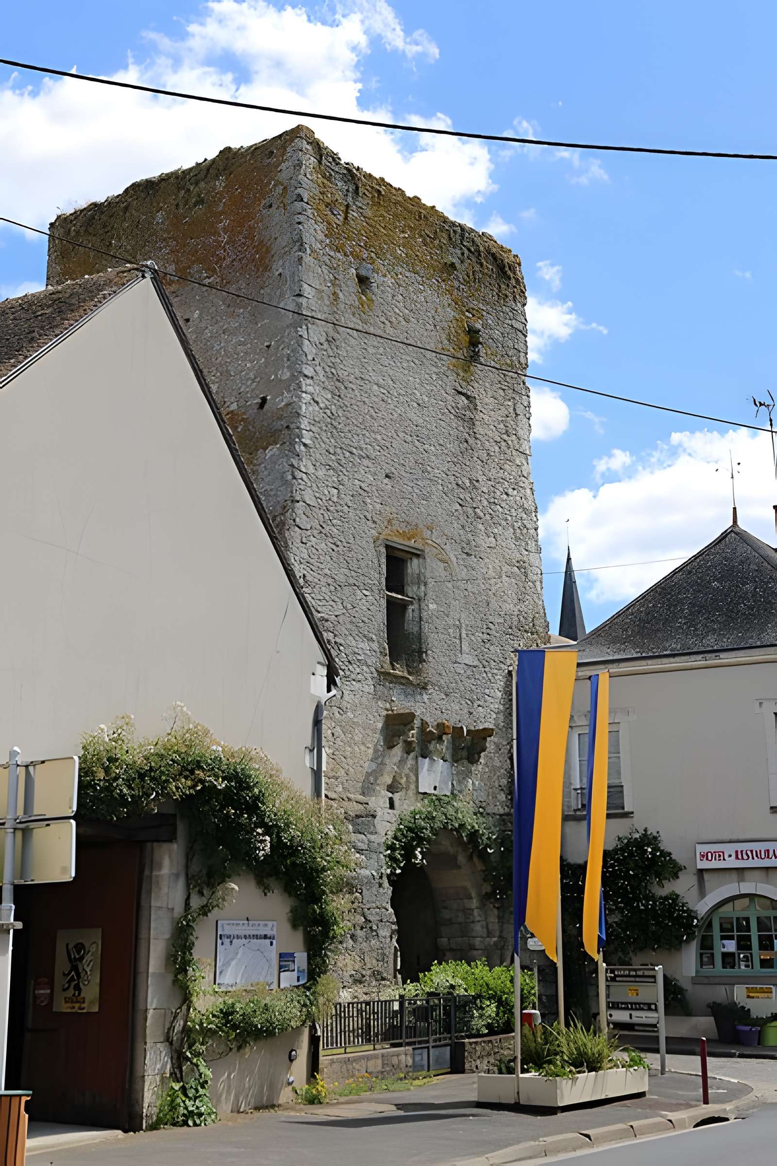 Ruines des remparts, portes et tours
