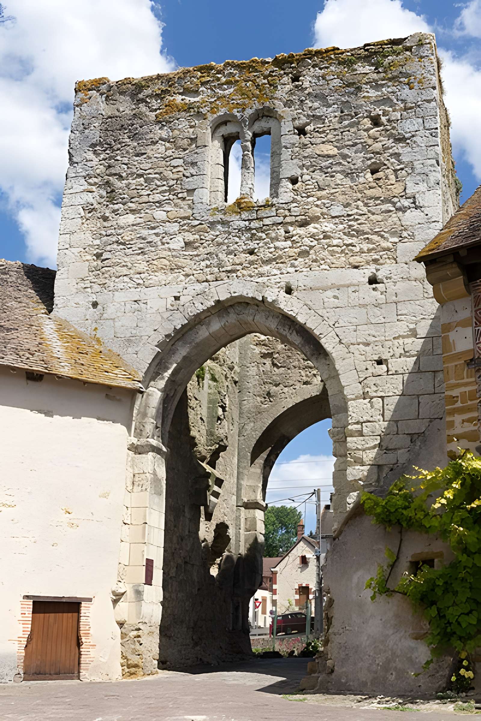 Ruines des remparts, portes et tours