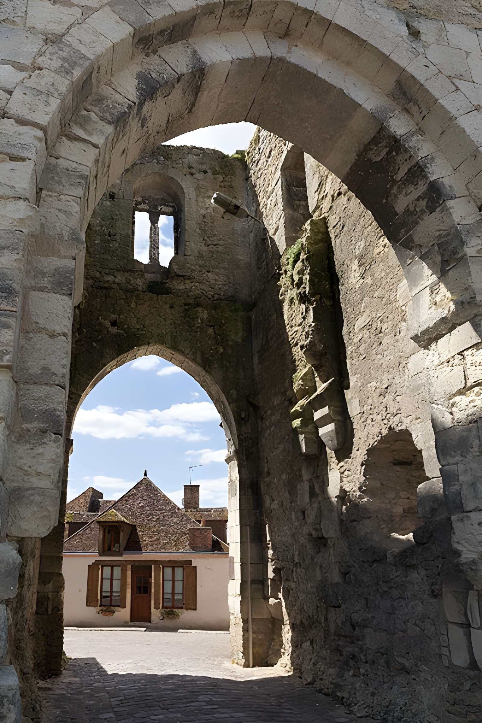 Ruines des remparts, portes et tours