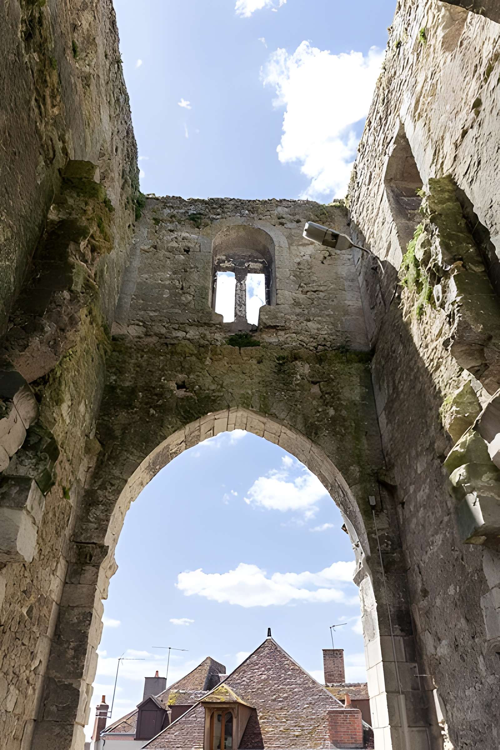 Ruines des remparts, portes et tours