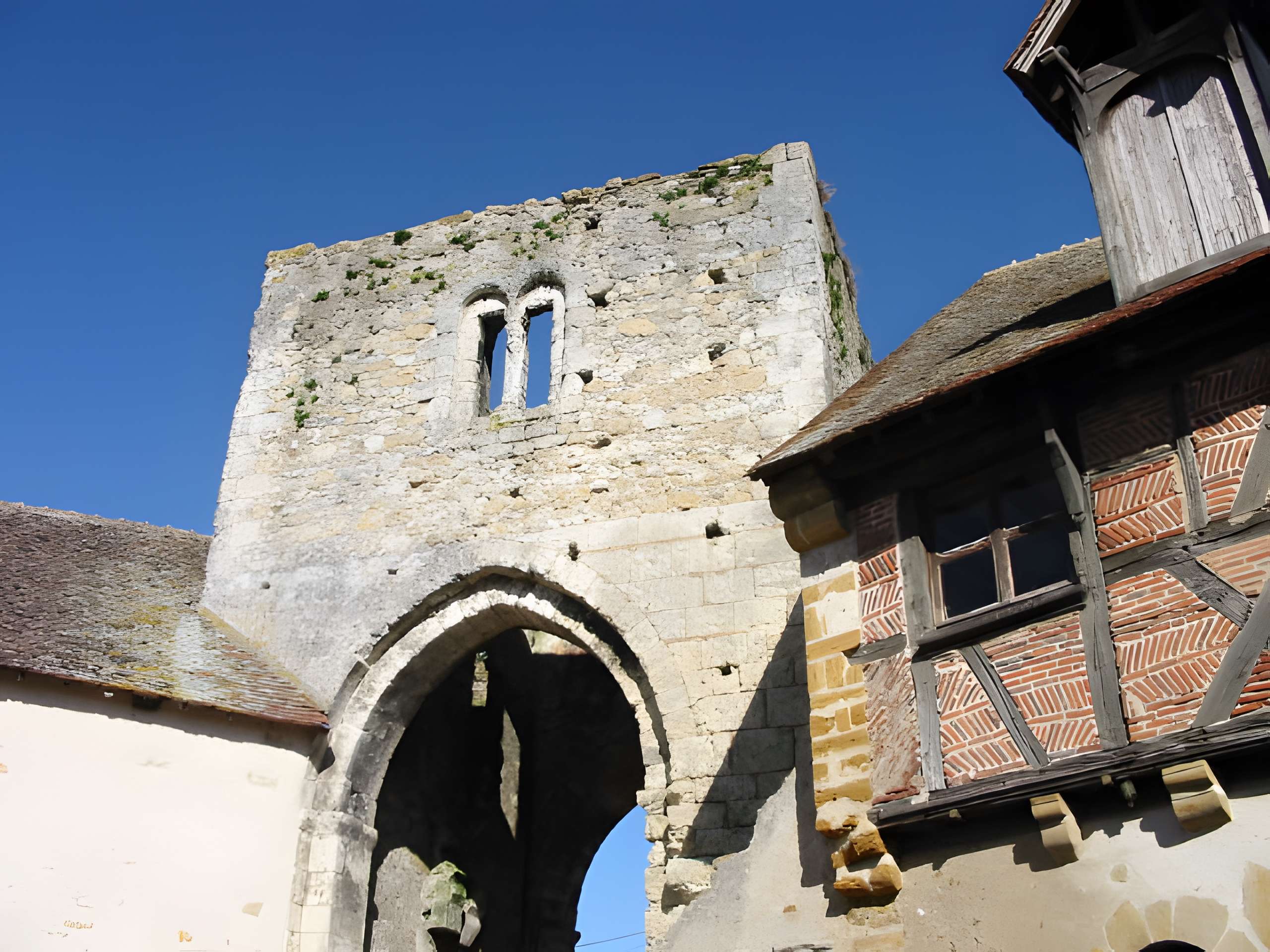 Ruines des remparts, portes et tours