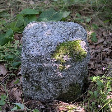 Borne frontière des justices de Cleppé et de Poncins également sur commune de Poncins